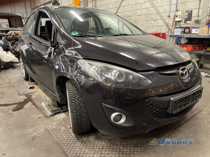 Mazda 2 1.6 MZ-CD 16V Skrotfordon (2011, BRUIN)