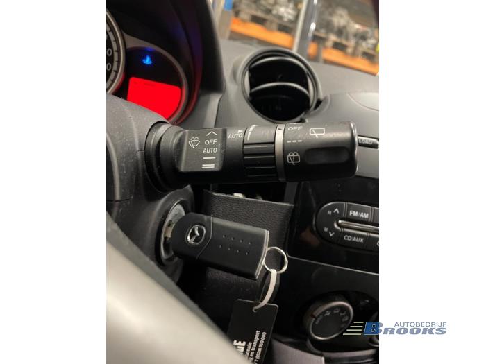 Mazda 2 1.6 MZ-CD 16V Skrotfordon (2011, BRUIN)