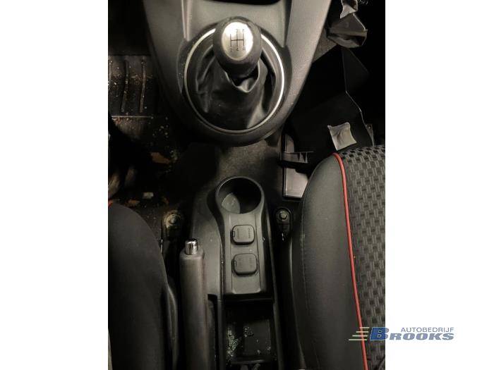 Mazda 2 1.6 MZ-CD 16V Skrotfordon (2011, BRUIN)