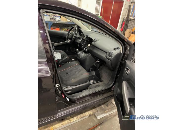 Mazda 2 1.6 MZ-CD 16V Skrotfordon (2011, BRUIN)