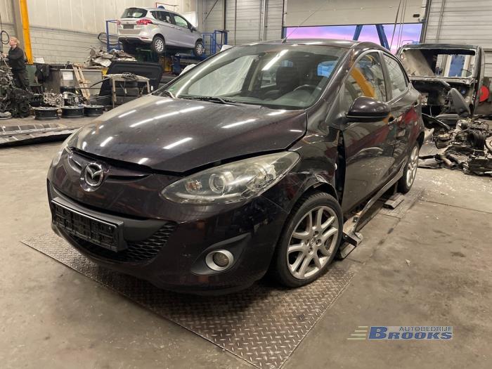 Mazda 2 1.6 MZ-CD 16V Skrotfordon (2011, BRUIN)