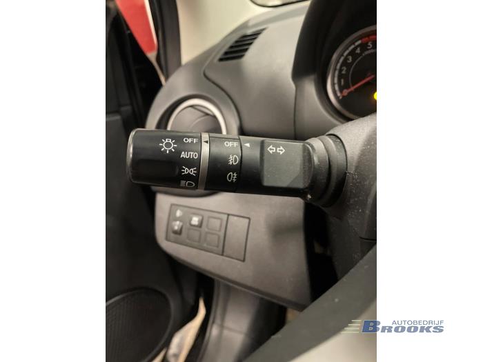 Mazda 2 1.6 MZ-CD 16V Skrotfordon (2011, BRUIN)