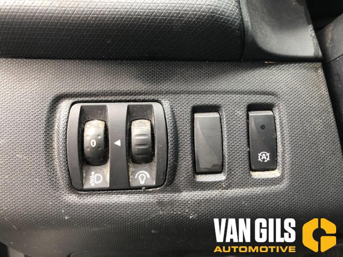 Renault Clio IV 0.9 Energy TCE 90 12V Samochód złomowany (2013, Szary)