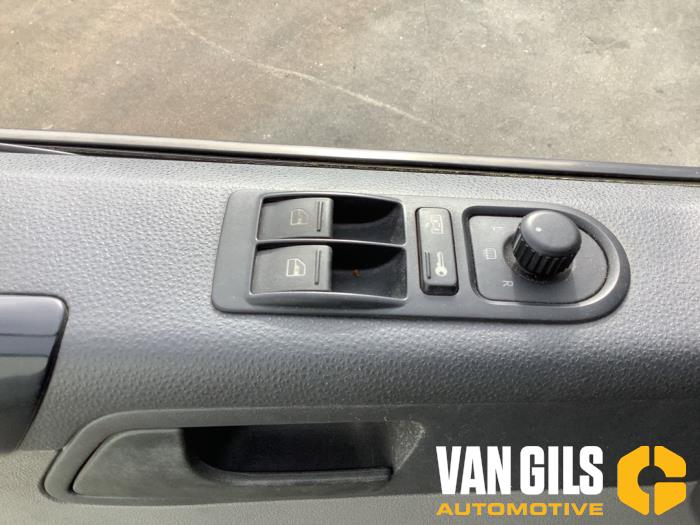 Volkswagen Transporter T5 1.9 TDi Skrotfordon (2006, NIET VAN TOEPASSING ZWART)