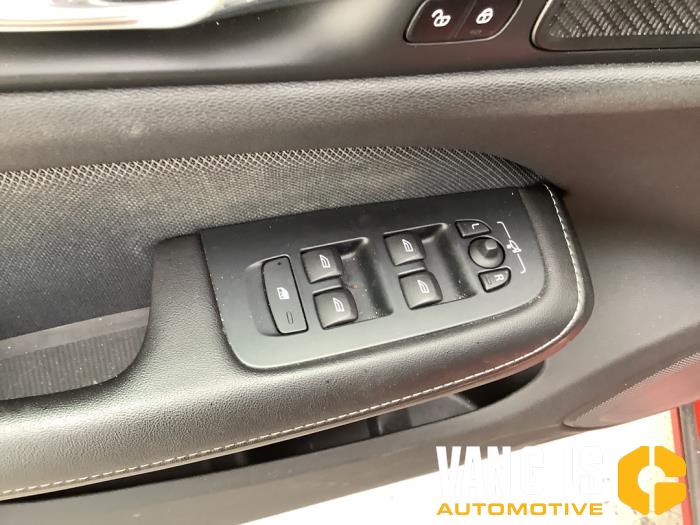 Volvo S60 III 2.0 T4 16V Sloopvoertuig (2019, Rood)