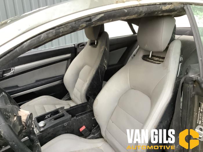 Mercedes E E-200 CGI 16V BlueEfficiency Skrotfordon (2012, GRIJS)