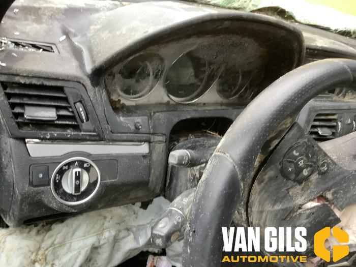 Mercedes E E-200 CGI 16V BlueEfficiency Skrotfordon (2012, GRIJS)