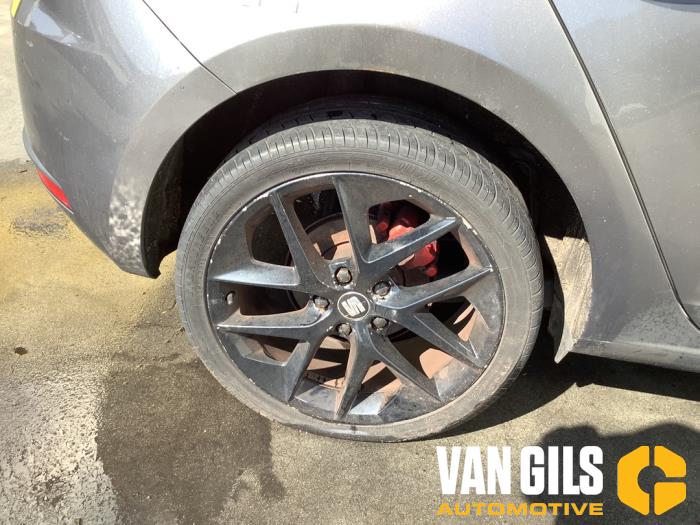 Seat Leon 1.4 TSI ACT 16V Skrotfordon (2015, GRIJS)