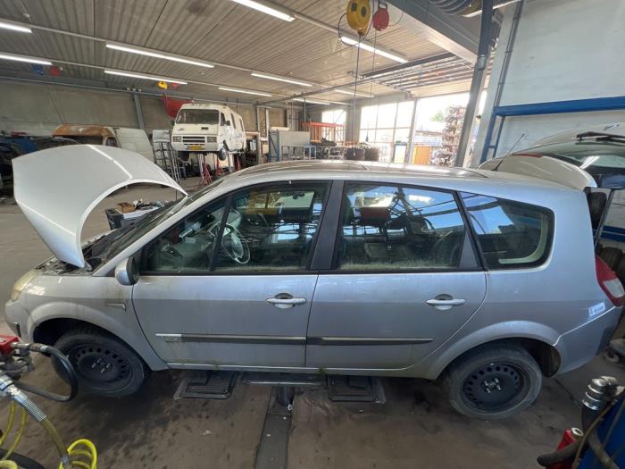 Renault Scénic II 2.0 16V Samochód złomowany (2005, Szary)
