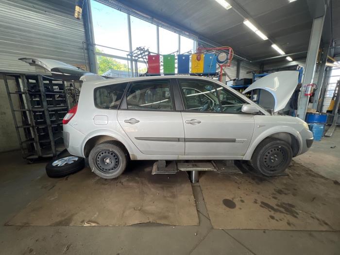 Renault Scénic II 2.0 16V Samochód złomowany (2005, Szary)