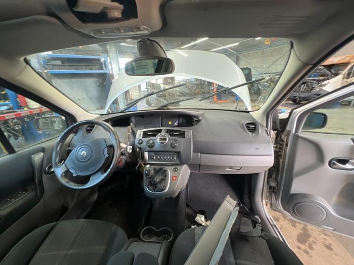 Renault Scénic II 2.0 16V Samochód złomowany (2005, Szary)