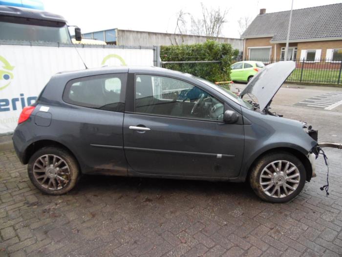 Renault Clio III 1.4 16V Skrotfordon (2005, GRIJS)