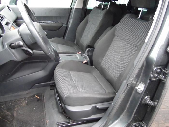 Peugeot 5008 I 1.6 VTI 16V Schadevoertuig (2010, Grijs)