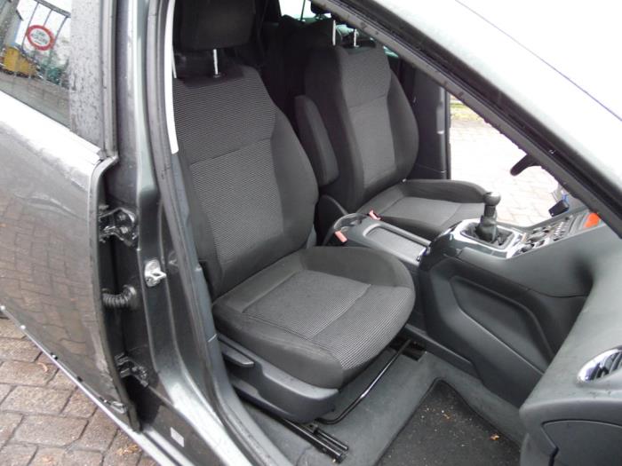 Peugeot 5008 I 1.6 VTI 16V Schadevoertuig (2010, Grijs)