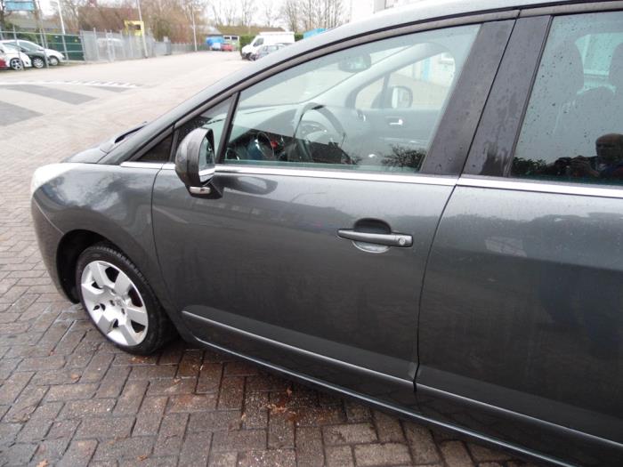 Peugeot 5008 I 1.6 VTI 16V Schadevoertuig (2010, Grijs)