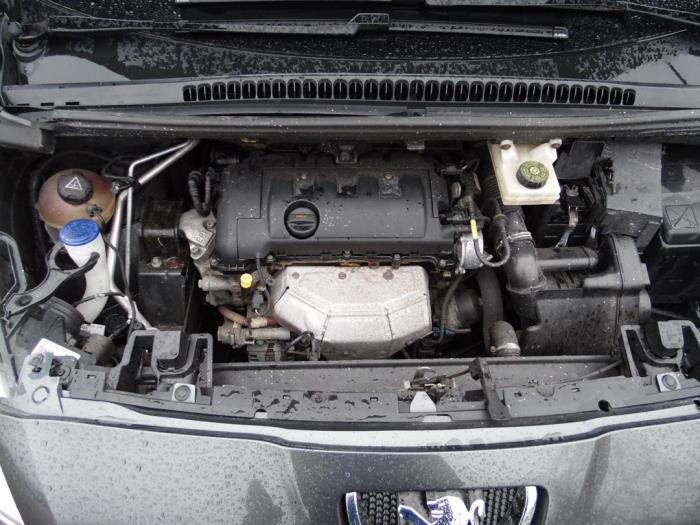 Peugeot 5008 I 1.6 VTI 16V Schadevoertuig (2010, Grijs)