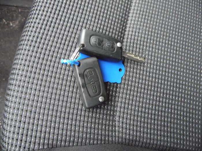 Peugeot 5008 I 1.6 VTI 16V Schadevoertuig (2010, Grijs)