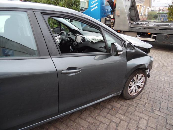 Peugeot 208 I 1.2 Vti 12V PureTech 82 Skrotfordon (2014, GRIJS)