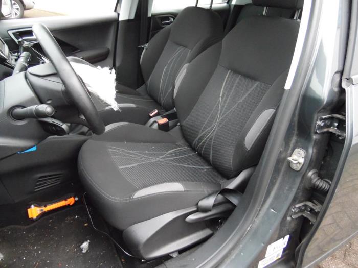 Peugeot 208 I 1.2 Vti 12V PureTech 82 Skrotfordon (2014, GRIJS)