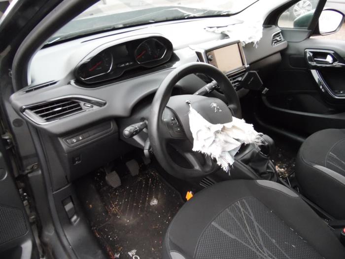 Peugeot 208 I 1.2 Vti 12V PureTech 82 Skrotfordon (2014, GRIJS)