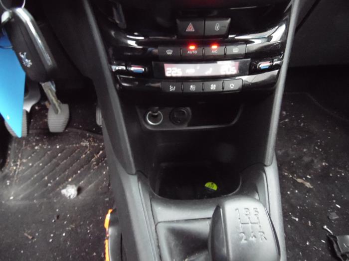 Peugeot 208 I 1.2 Vti 12V PureTech 82 Skrotfordon (2014, GRIJS)