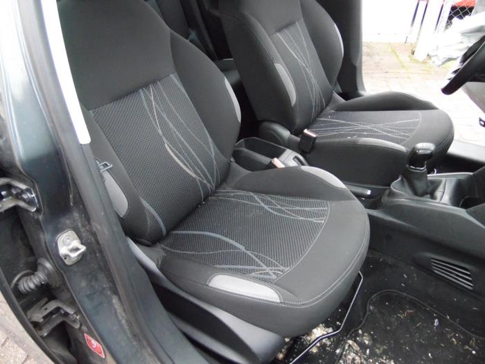 Peugeot 208 I 1.2 Vti 12V PureTech 82 Skrotfordon (2014, GRIJS)