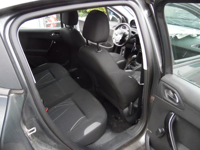 Peugeot 208 I 1.2 Vti 12V PureTech 82 Skrotfordon (2014, GRIJS)