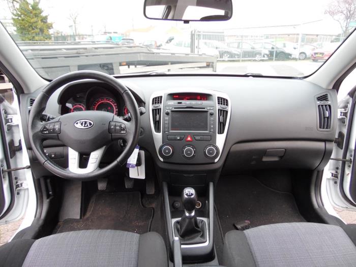 Kia Cee'd Sporty Wagon 1.4 16V Skrotfordon (2011, WIT)