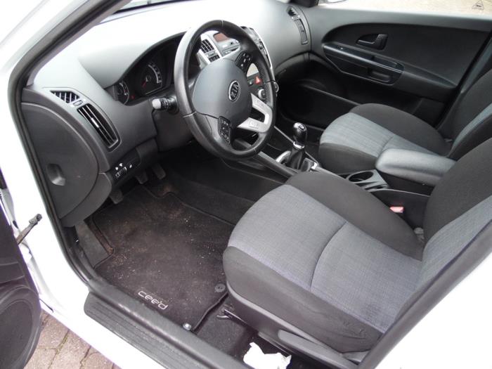 Kia Cee'd Sporty Wagon 1.4 16V Skrotfordon (2011, WIT)