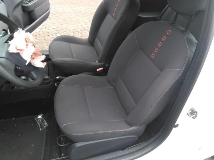 Renault Twingo II 1.2 16V Samochód złomowany (2010, Bialy)