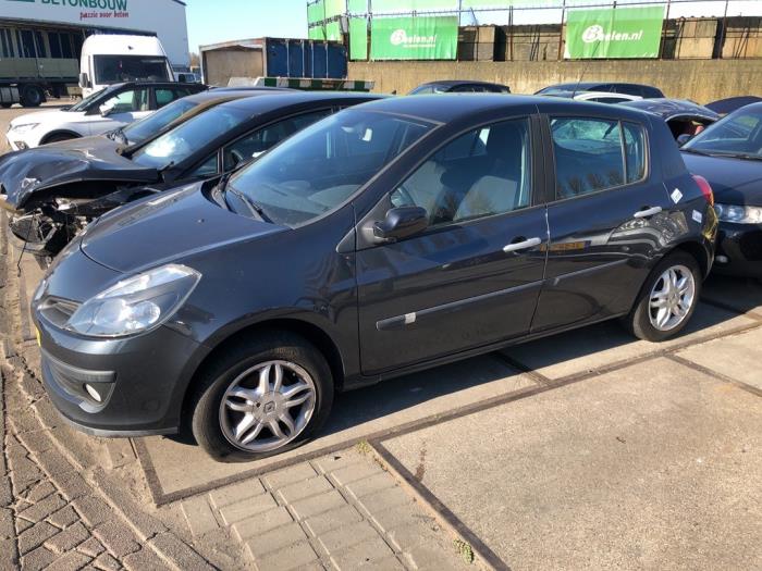Renault Clio III 1.4 16V Skrotfordon (2005, GRIJS)