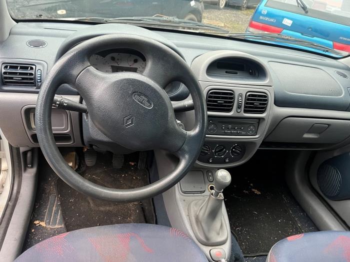 Renault Clio II 1.4 Skrotfordon (2001, GRIJS)