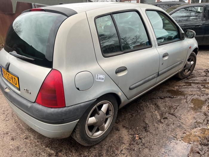 Renault Clio II 1.4 Skrotfordon (2001, GRIJS)