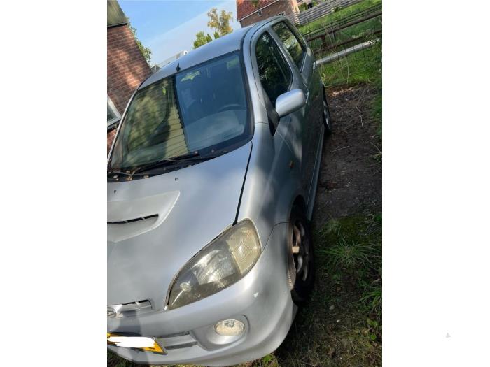 Daihatsu YRV 1.3 16V DVVT Turbo Skrotfordon (2002, GRIJS)