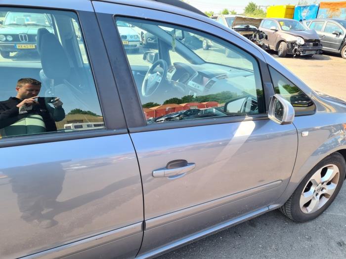 Opel Zafira 2.2 16V Direct Ecotec Skrotfordon (2005, GRIJS)