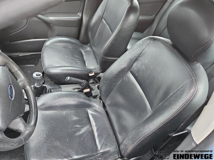 Ford Focus 1 1.6 16V Skrotfordon (2004, GRIJS)