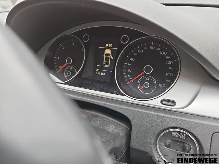 Volkswagen Passat 2.0 TDI 16V 140 Skrotfordon (2012, GRIJS)