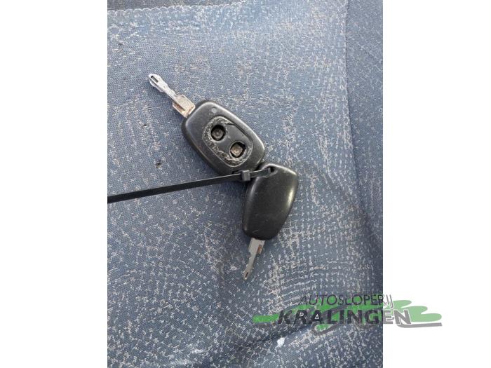 Nissan Primastar 1.9 dCi 80 Schadevoertuig (2004, Graniet)