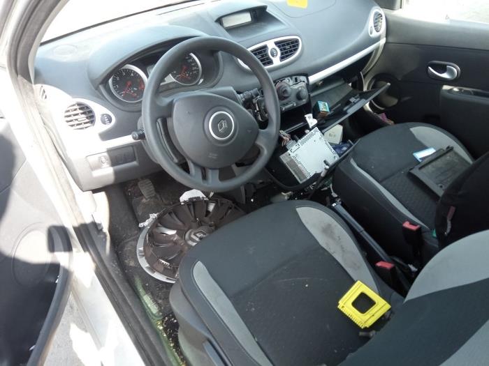 Renault Clio III 1.5 dCi FAP Skrotfordon (2011, GRIJS)