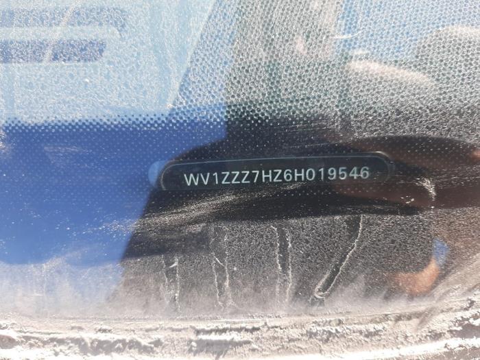 Volkswagen Transporter T5 1.9 TDi Samochód złomowany (2005, Granit)