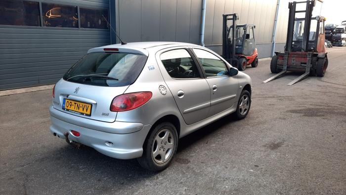 Peugeot 206 1.4 XR,XS,XT,Gentry Skrotfordon (2006, GRIJS)