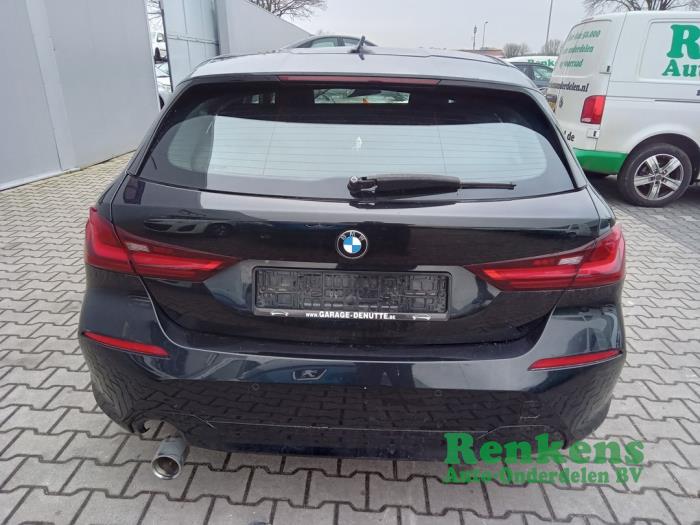 BMW 1 serie 116d 1.5 12V TwinPower Skrotfordon (2020, ZWART)