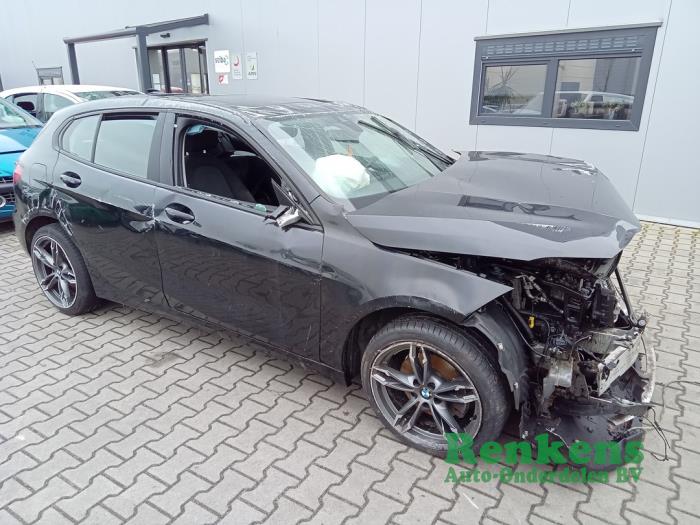 BMW 1 serie 116d 1.5 12V TwinPower Skrotfordon (2020, ZWART)