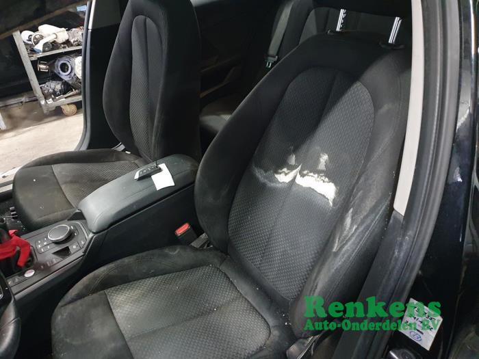 BMW 1 serie 116d 1.5 12V TwinPower Skrotfordon (2020, ZWART)