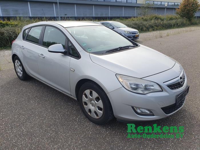 Opel Astra J 2.0 CDTI 16V 160 Ecotec Skrotfordon (2012, ZILVER)