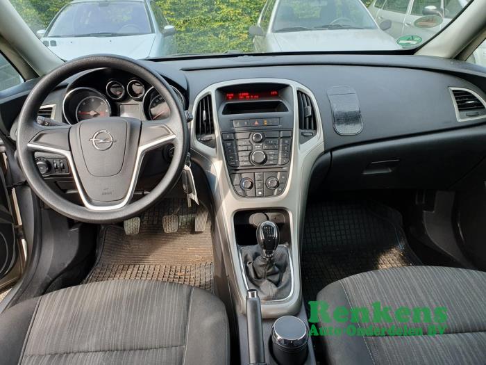 Opel Astra J 2.0 CDTI 16V 160 Ecotec Skrotfordon (2012, ZILVER)