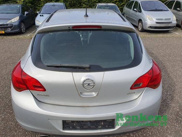 Opel Astra J 2.0 CDTI 16V 160 Ecotec Skrotfordon (2012, ZILVER)