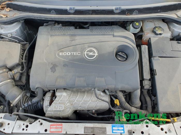 Opel Astra J 2.0 CDTI 16V 160 Ecotec Skrotfordon (2012, ZILVER)