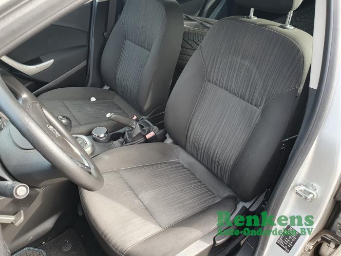 Opel Astra J 2.0 CDTI 16V 160 Ecotec Skrotfordon (2012, ZILVER)