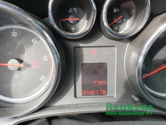 Opel Astra J 2.0 CDTI 16V 160 Ecotec Skrotfordon (2012, ZILVER)